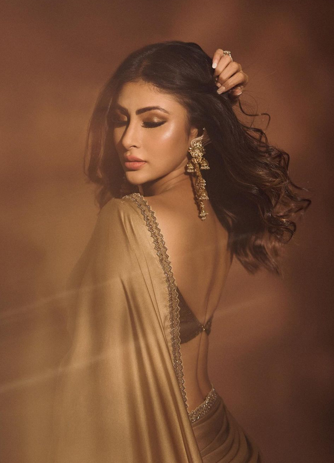 Mouni Roy Ultimate Golden Saree Look - Sakshi6