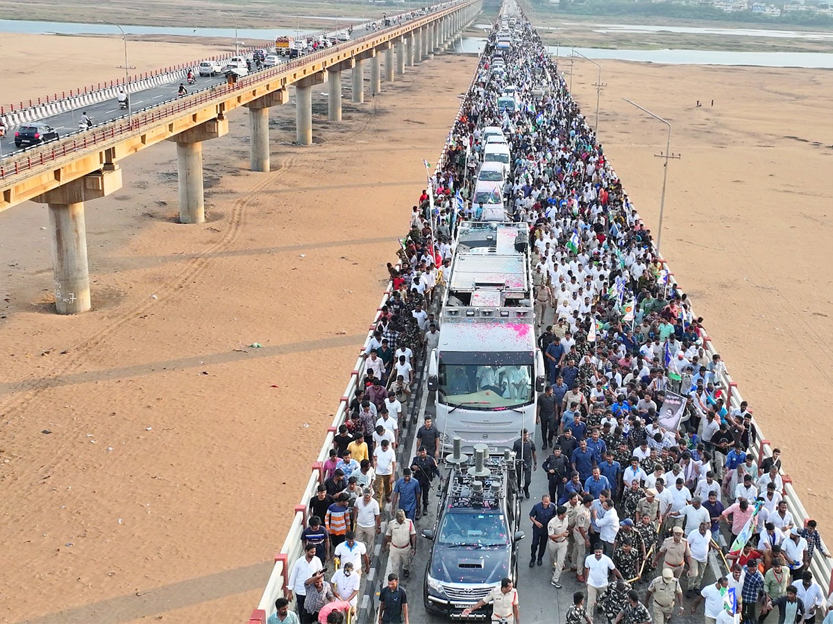 AP CM YS Jagan Mohan Reddy Memantha Siddham Bus Yatra Road Show At Vijayawad Kanaka Durga Varadhi Photos - Sakshi2