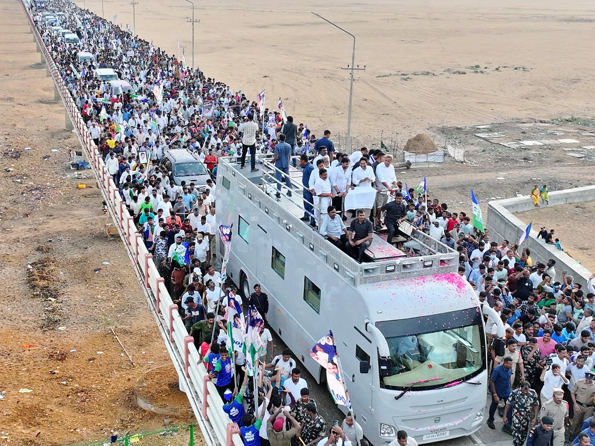 AP CM YS Jagan Mohan Reddy Memantha Siddham Bus Yatra Road Show At Vijayawad Kanaka Durga Varadhi Photos - Sakshi10