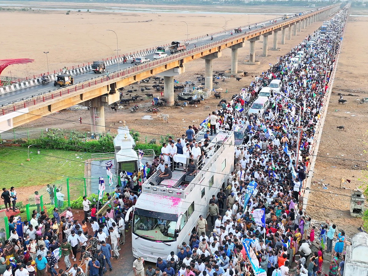 AP CM YS Jagan Mohan Reddy Memantha Siddham Bus Yatra Road Show At Vijayawad Kanaka Durga Varadhi Photos - Sakshi3