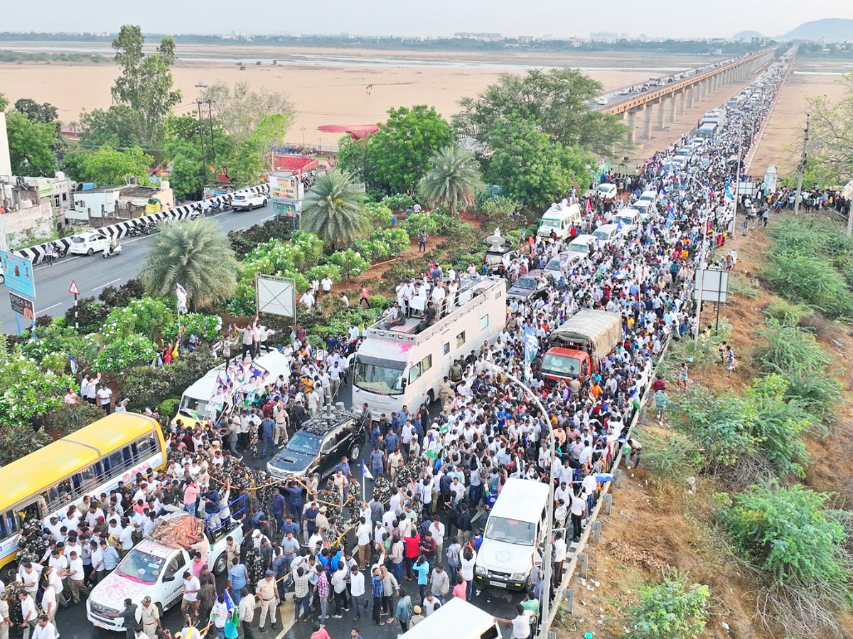 AP CM YS Jagan Mohan Reddy Memantha Siddham Bus Yatra Road Show At Vijayawad Kanaka Durga Varadhi Photos - Sakshi4