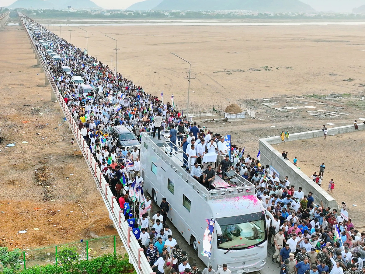 AP CM YS Jagan Mohan Reddy Memantha Siddham Bus Yatra Road Show At Vijayawad Kanaka Durga Varadhi Photos - Sakshi5