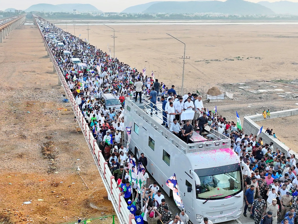 AP CM YS Jagan Mohan Reddy Memantha Siddham Bus Yatra Road Show At Vijayawad Kanaka Durga Varadhi Photos - Sakshi6