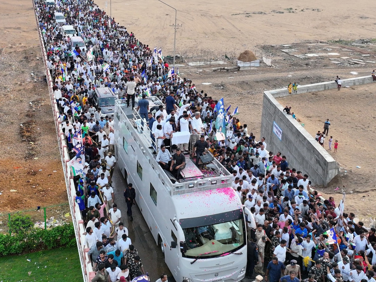 AP CM YS Jagan Mohan Reddy Memantha Siddham Bus Yatra Road Show At Vijayawad Kanaka Durga Varadhi Photos - Sakshi8