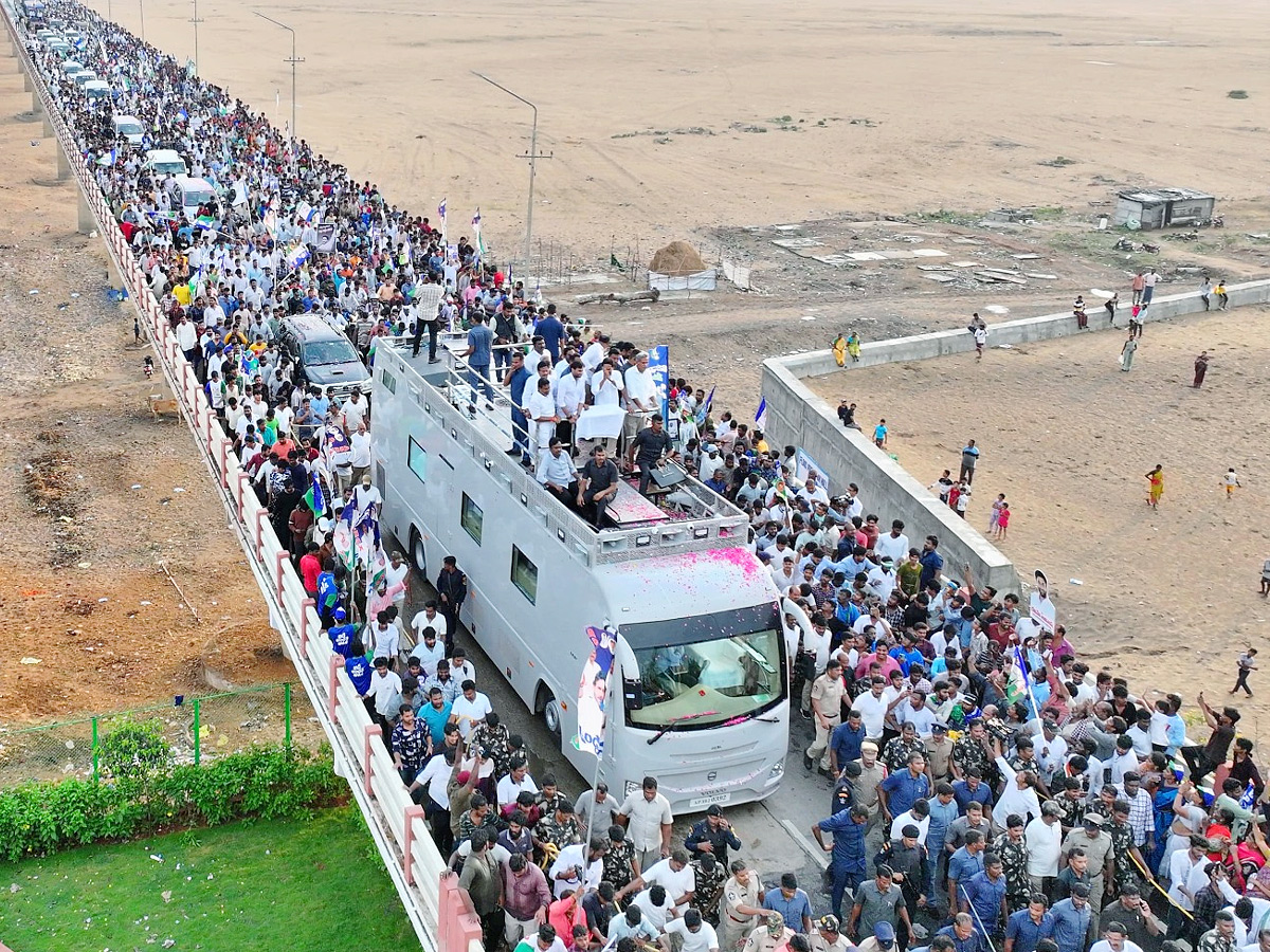 AP CM YS Jagan Mohan Reddy Memantha Siddham Bus Yatra Road Show At Vijayawad Kanaka Durga Varadhi Photos - Sakshi9