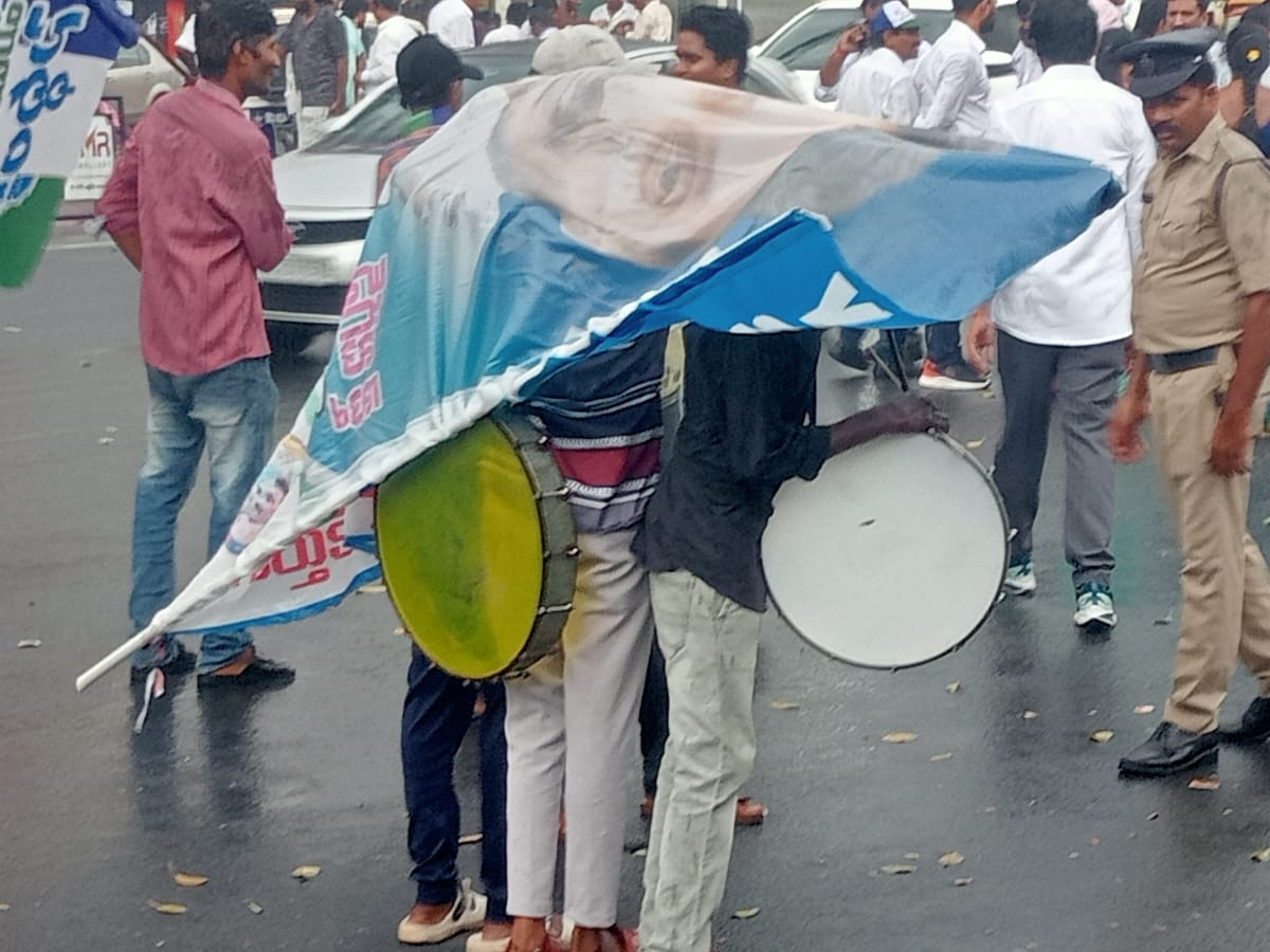 CM Jagan Memantha Siddham Bus Yatra At Kanaka Durga Varadhi in Rain Photos - Sakshi11