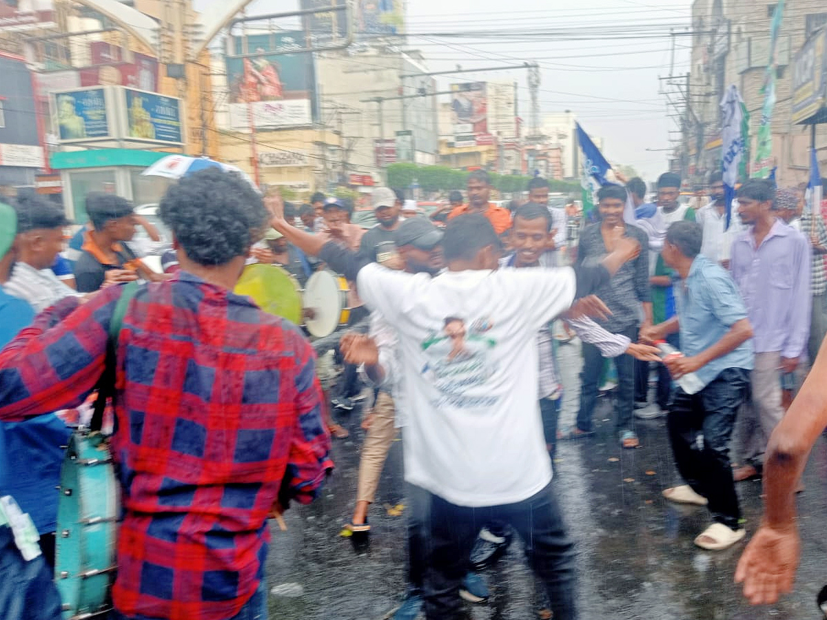 CM Jagan Memantha Siddham Bus Yatra At Kanaka Durga Varadhi in Rain Photos - Sakshi12