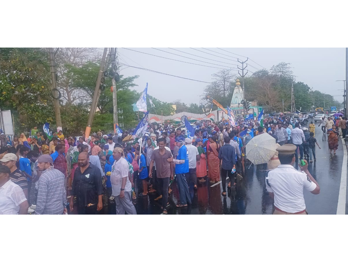 CM Jagan Memantha Siddham Bus Yatra At Kanaka Durga Varadhi in Rain Photos - Sakshi13