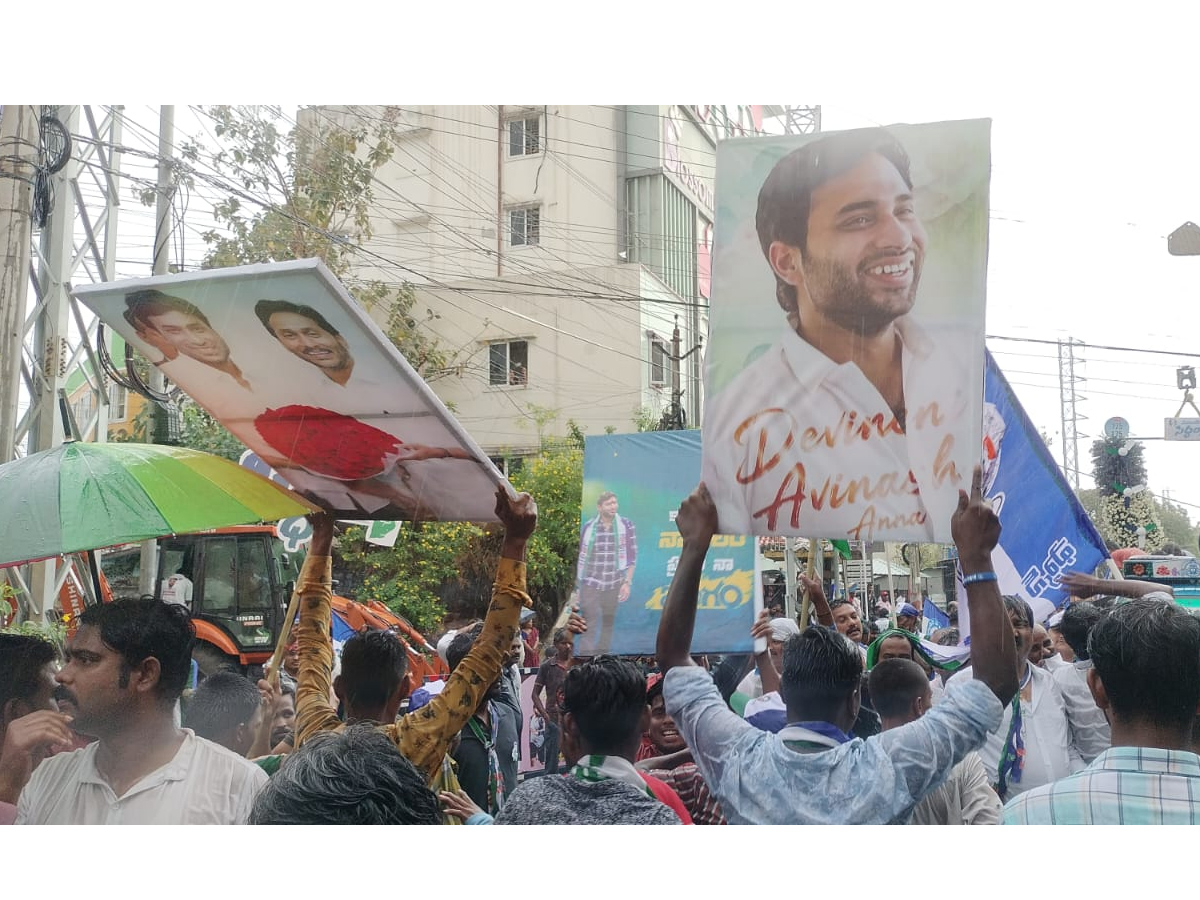 CM Jagan Memantha Siddham Bus Yatra At Kanaka Durga Varadhi in Rain Photos - Sakshi14