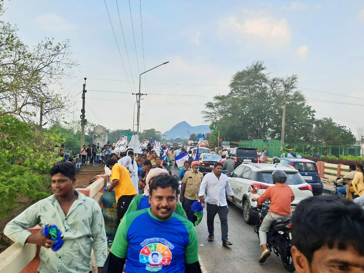 CM Jagan Memantha Siddham Bus Yatra At Kanaka Durga Varadhi in Rain Photos - Sakshi3