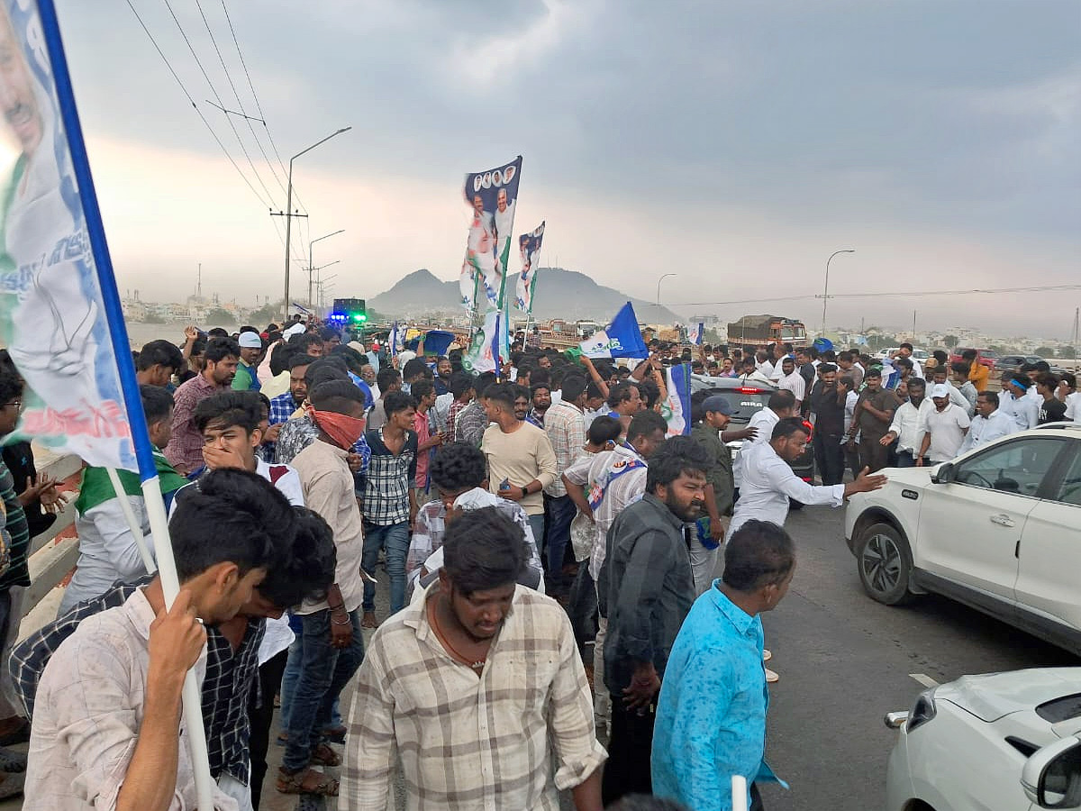 CM Jagan Memantha Siddham Bus Yatra At Kanaka Durga Varadhi in Rain Photos - Sakshi5