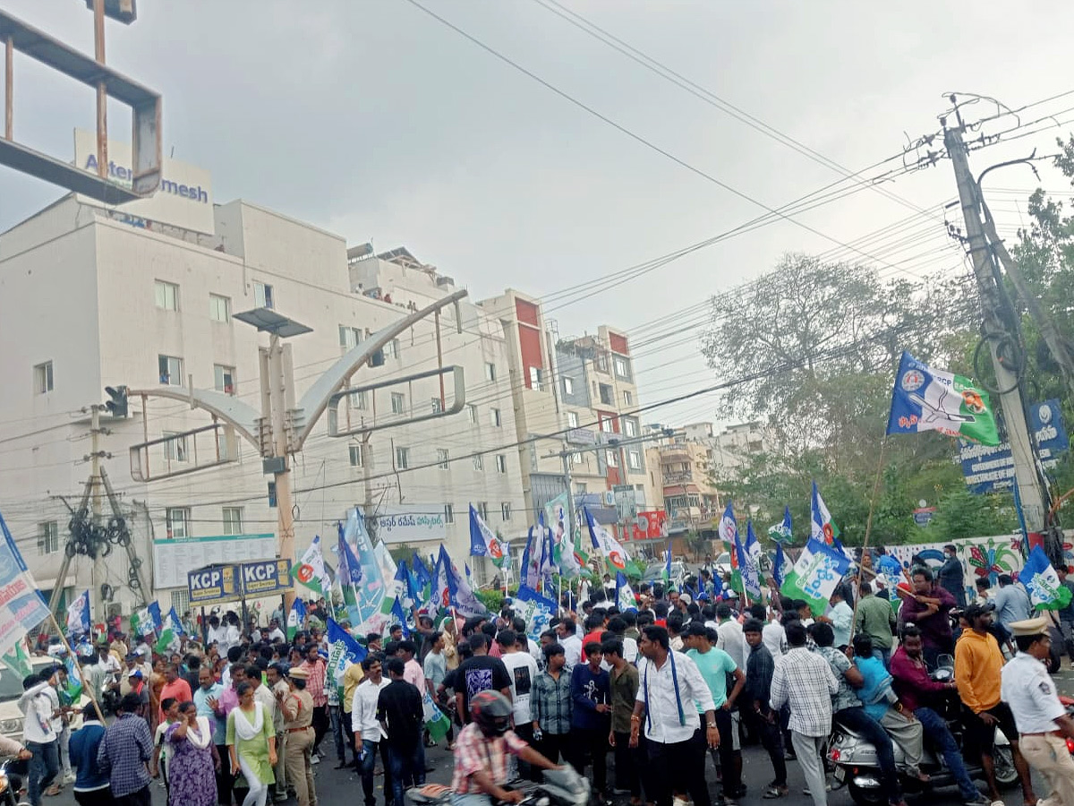 CM Jagan Memantha Siddham Bus Yatra At Kanaka Durga Varadhi in Rain Photos - Sakshi6