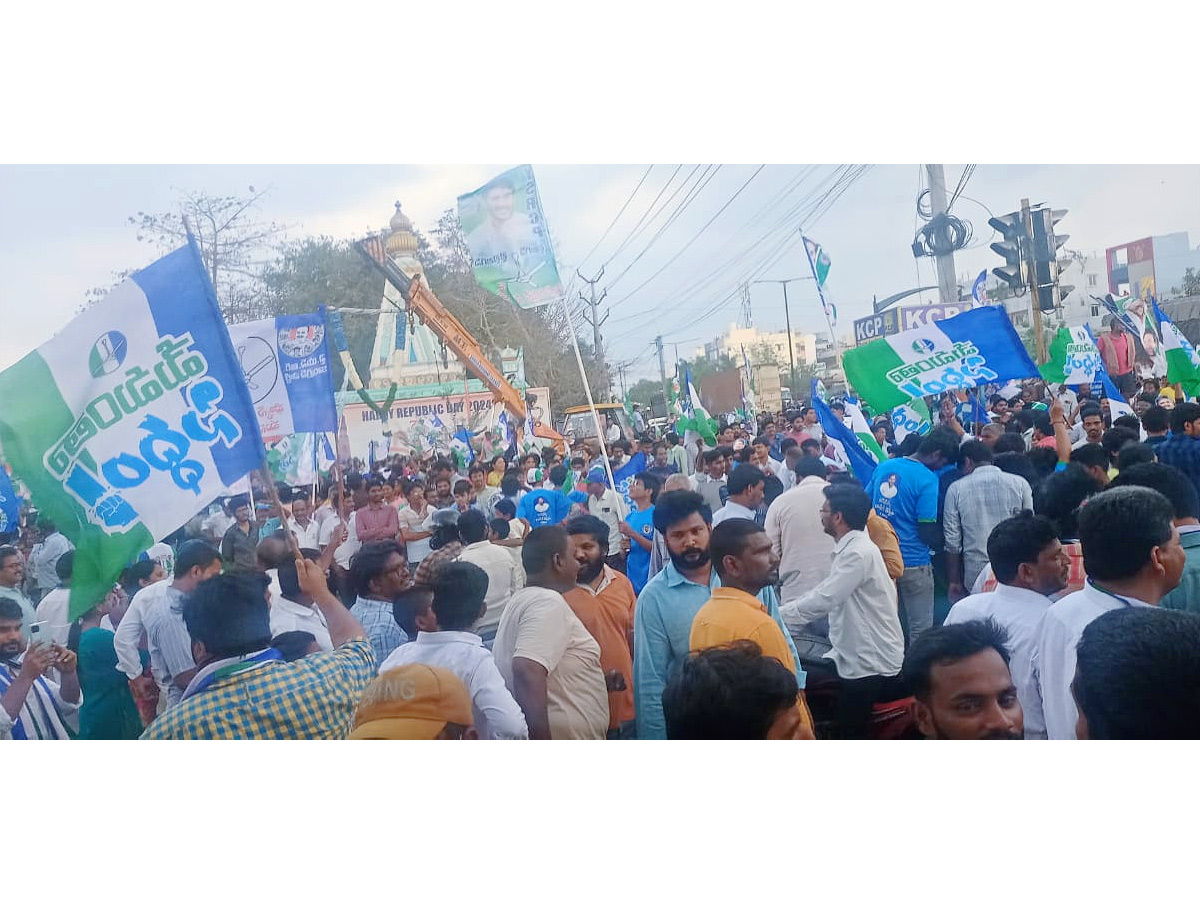 CM Jagan Memantha Siddham Bus Yatra At Kanaka Durga Varadhi in Rain Photos - Sakshi7