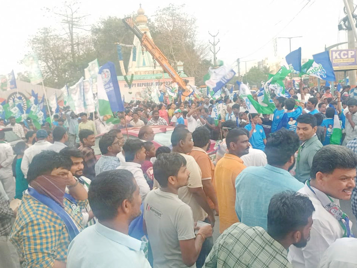 CM Jagan Memantha Siddham Bus Yatra At Kanaka Durga Varadhi in Rain Photos - Sakshi8