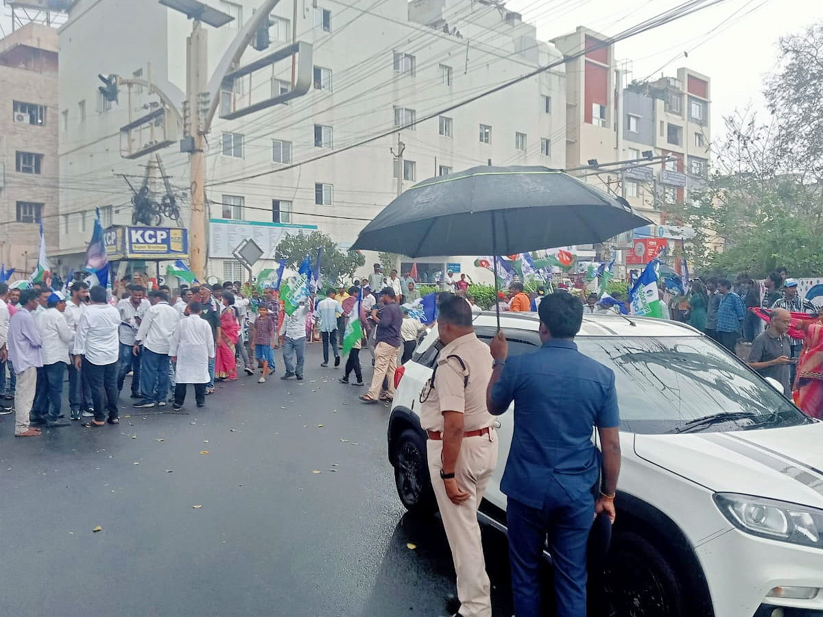 CM Jagan Memantha Siddham Bus Yatra At Kanaka Durga Varadhi in Rain Photos - Sakshi9