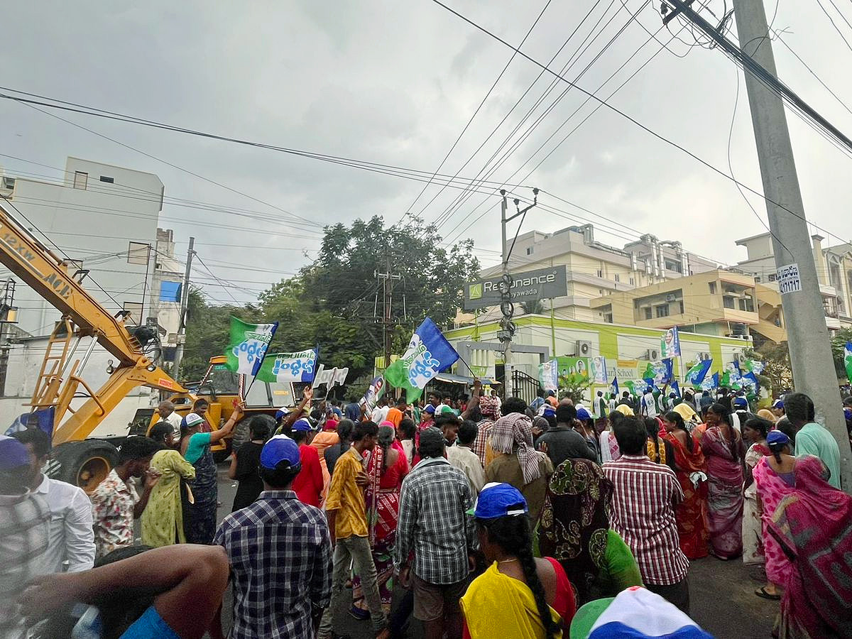 CM Jagan Memantha Siddham Bus Yatra At Kanaka Durga Varadhi in Rain Photos - Sakshi10