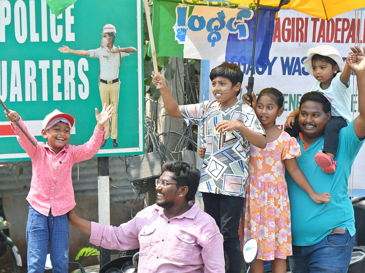 CM Jagan Memantha Siddham Bus Yatra At Prakasam Barrage Photos - Sakshi2