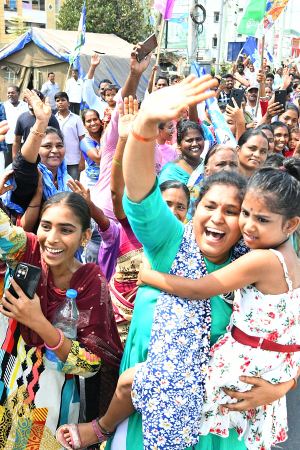 CM Jagan Memantha Siddham Bus Yatra At Prakasam Barrage Photos - Sakshi11