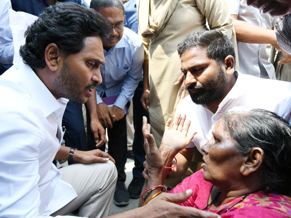 CM Jagan Memantha Siddham Bus Yatra At Prakasam Barrage Photos - Sakshi12