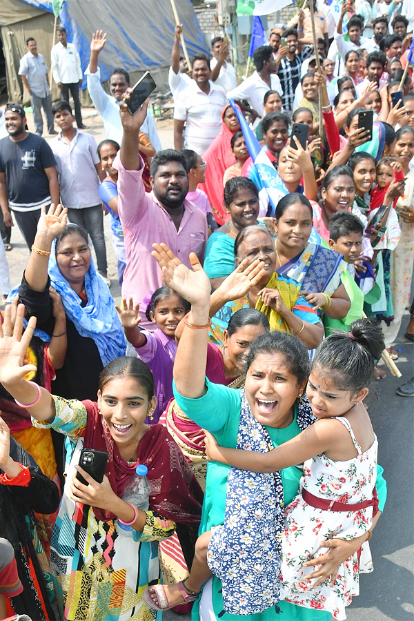 CM Jagan Memantha Siddham Bus Yatra At Prakasam Barrage Photos - Sakshi13