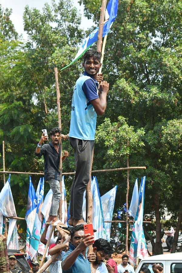 CM Jagan Memantha Siddham Bus Yatra At Prakasam Barrage Photos - Sakshi14