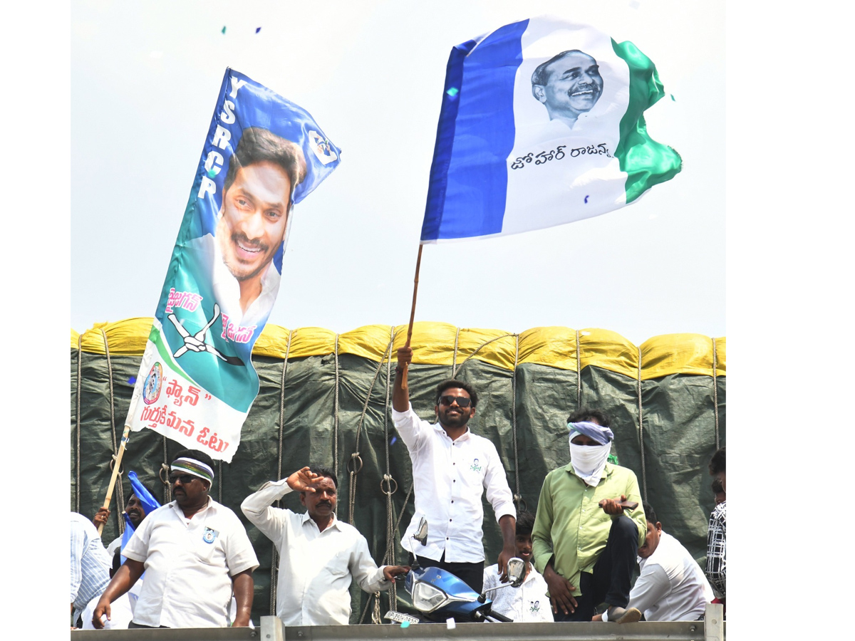 CM Jagan Memantha Siddham Bus Yatra At Prakasam Barrage Photos - Sakshi15