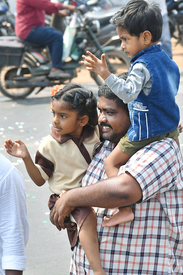 CM Jagan Memantha Siddham Bus Yatra At Prakasam Barrage Photos - Sakshi16