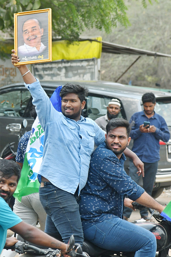 CM Jagan Memantha Siddham Bus Yatra At Prakasam Barrage Photos - Sakshi18