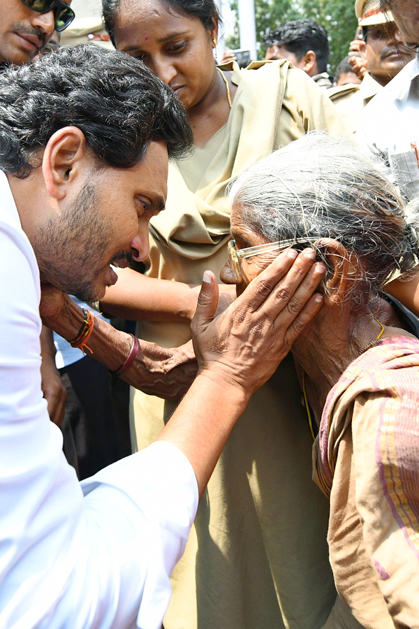 CM Jagan Memantha Siddham Bus Yatra At Prakasam Barrage Photos - Sakshi19