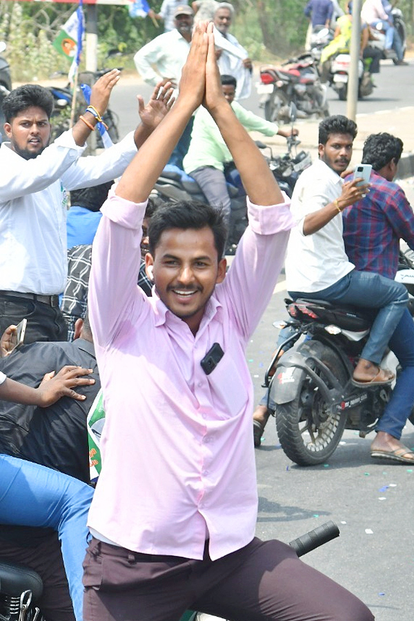 CM Jagan Memantha Siddham Bus Yatra At Prakasam Barrage Photos - Sakshi21