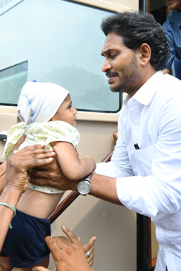 CM Jagan Memantha Siddham Bus Yatra At Prakasam Barrage Photos - Sakshi23