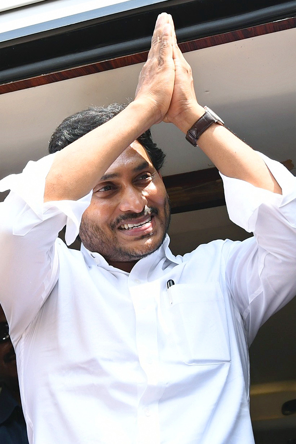 CM Jagan Memantha Siddham Bus Yatra At Prakasam Barrage Photos - Sakshi24