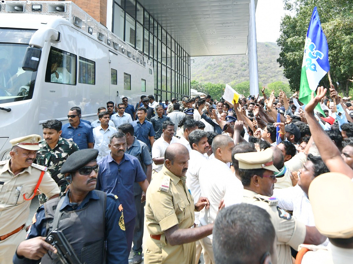 CM Jagan Memantha Siddham Bus Yatra At Prakasam Barrage Photos - Sakshi4