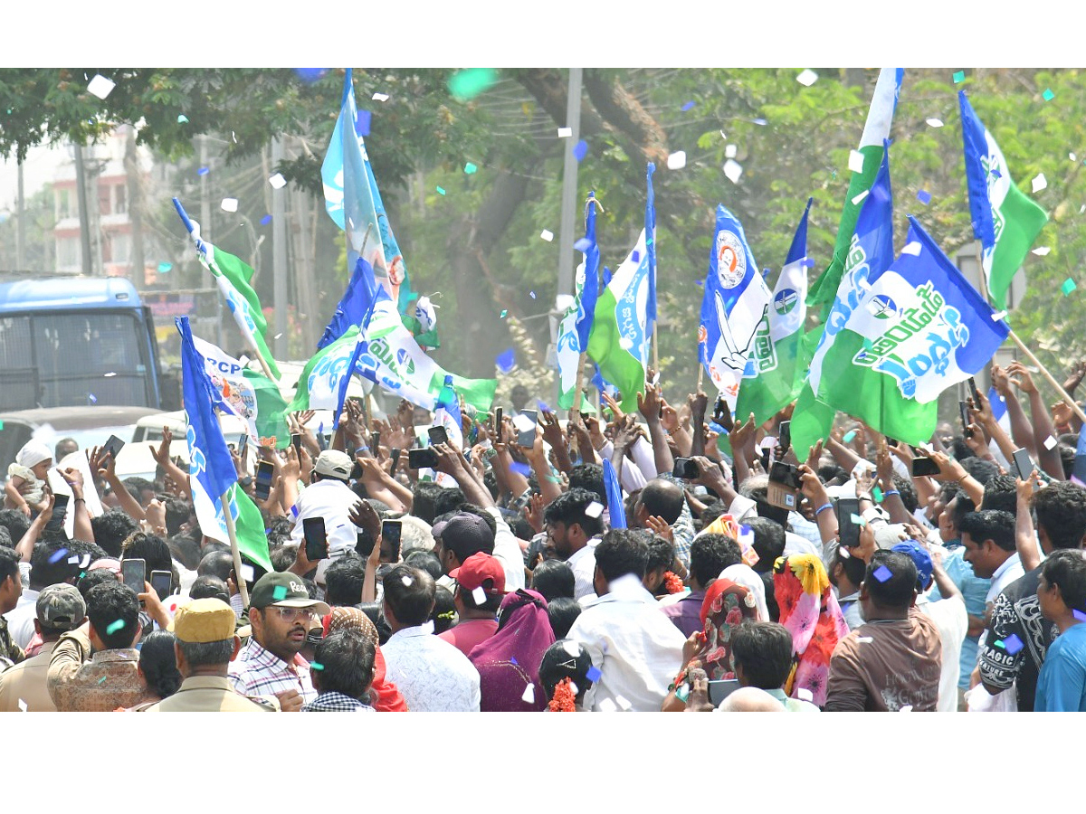 CM Jagan Memantha Siddham Bus Yatra At Prakasam Barrage Photos - Sakshi5