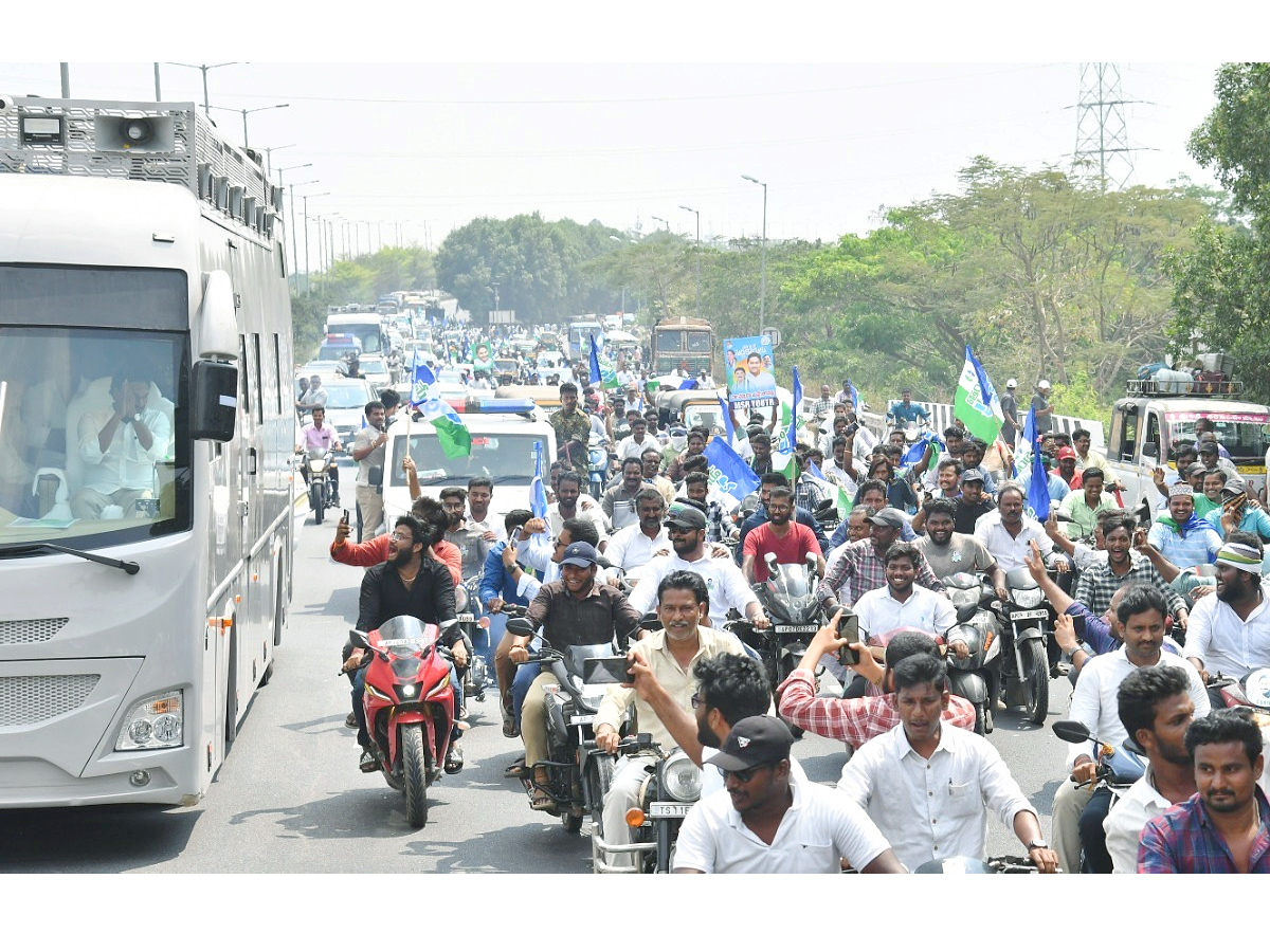 CM Jagan Memantha Siddham Bus Yatra At Prakasam Barrage Photos - Sakshi6