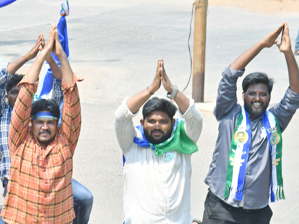 CM Jagan Memantha Siddham Bus Yatra At Prakasam Barrage Photos - Sakshi10