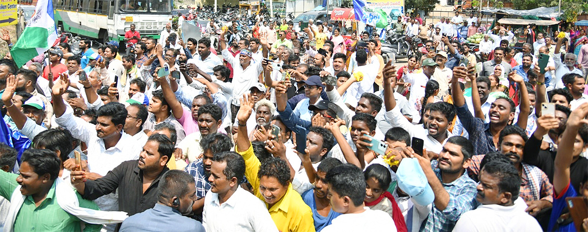 Mangalagiri Cword Photos In CM Jagan Memantha Siddham Bus Yatra - Sakshi21