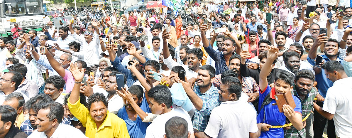 Mangalagiri Cword Photos In CM Jagan Memantha Siddham Bus Yatra - Sakshi29