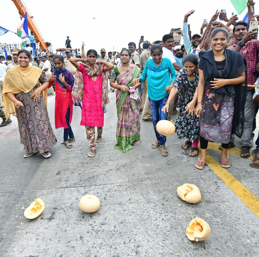 Mangalagiri Cword Photos In CM Jagan Memantha Siddham Bus Yatra - Sakshi31