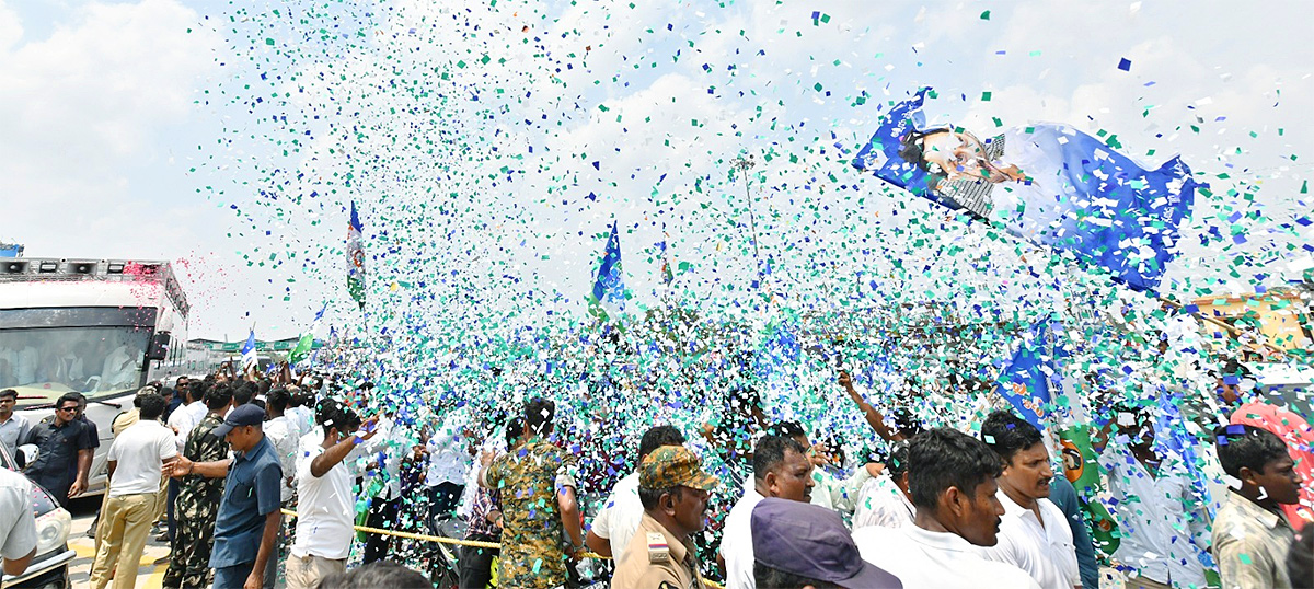 Mangalagiri Cword Photos In CM Jagan Memantha Siddham Bus Yatra - Sakshi32