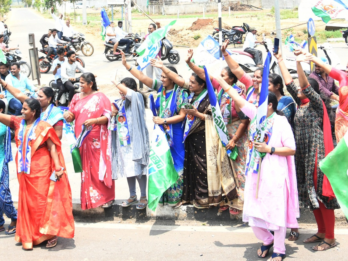 Mangalagiri Cword Photos In CM Jagan Memantha Siddham Bus Yatra - Sakshi36