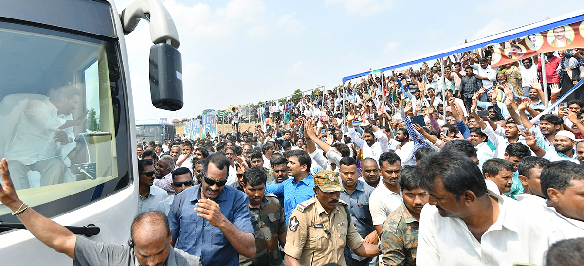 Mangalagiri Cword Photos In CM Jagan Memantha Siddham Bus Yatra - Sakshi4