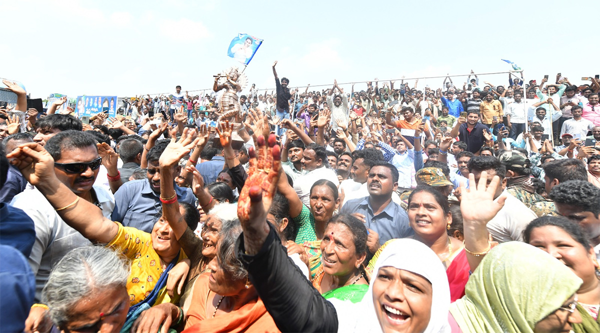 Mangalagiri Cword Photos In CM Jagan Memantha Siddham Bus Yatra - Sakshi7