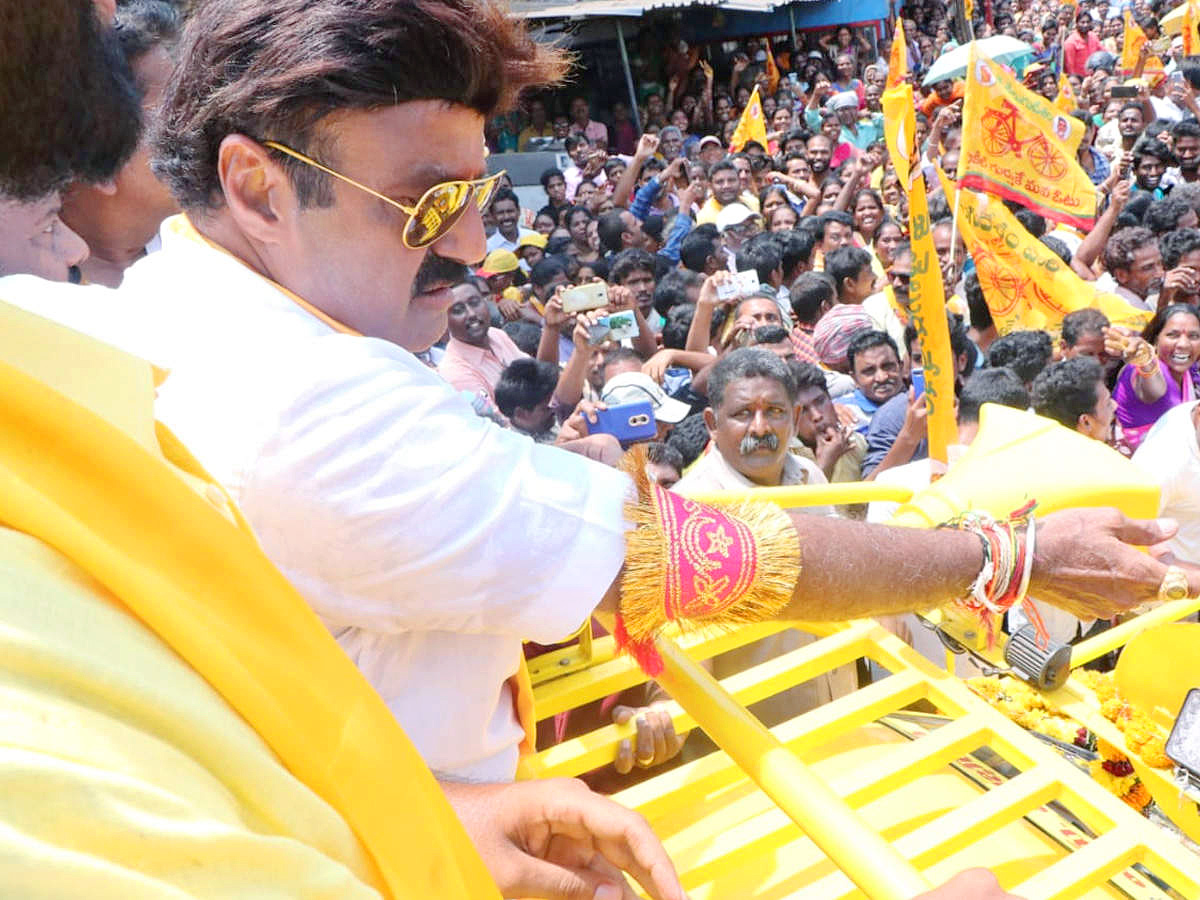 Nandamuri Balakrishna Did it Fans Photos - Sakshi11