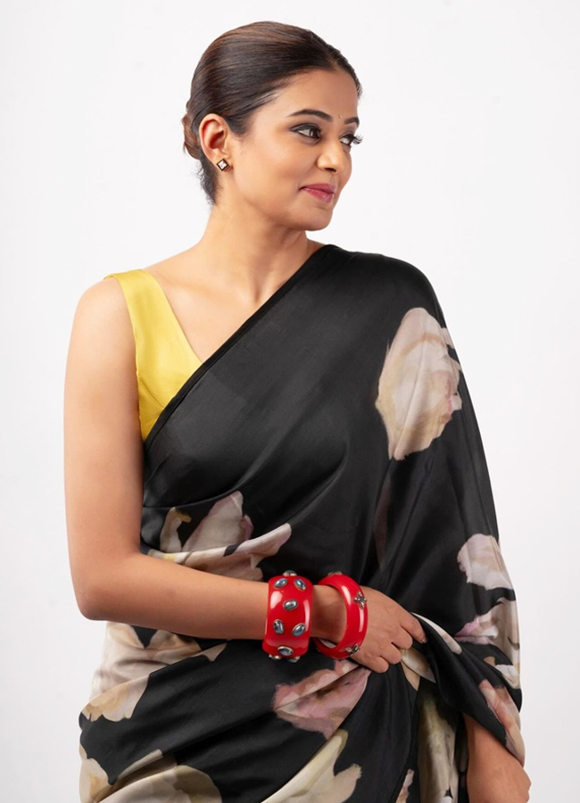 Senior Heroine Priyamani Raj Mesmerizing In Saree - Sakshi3