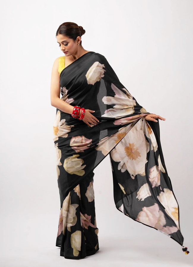 Senior Heroine Priyamani Raj Mesmerizing In Saree - Sakshi5