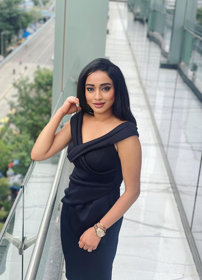 Telugu Anchor Turned Cricket Commentator Vindhya Vishaka Photos - Sakshi14