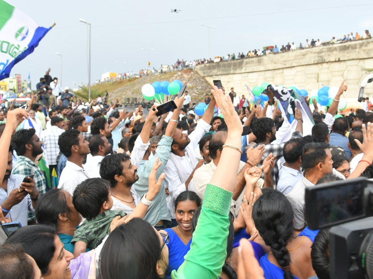 YS Bharathi Reddy welcomes CM Jagan Bus Yatra at Prakasam Barrage, Vijayawada Photos - Sakshi3