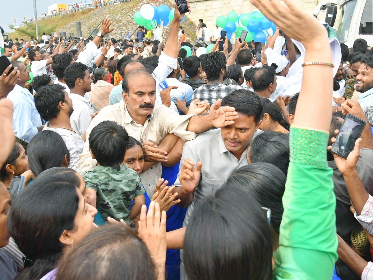 YS Bharathi Reddy welcomes CM Jagan Bus Yatra at Prakasam Barrage, Vijayawada Photos - Sakshi5