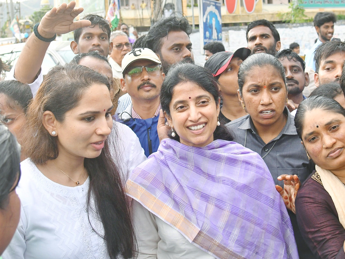 YS Bharathi Reddy welcomes CM Jagan Bus Yatra at Prakasam Barrage, Vijayawada Photos - Sakshi6